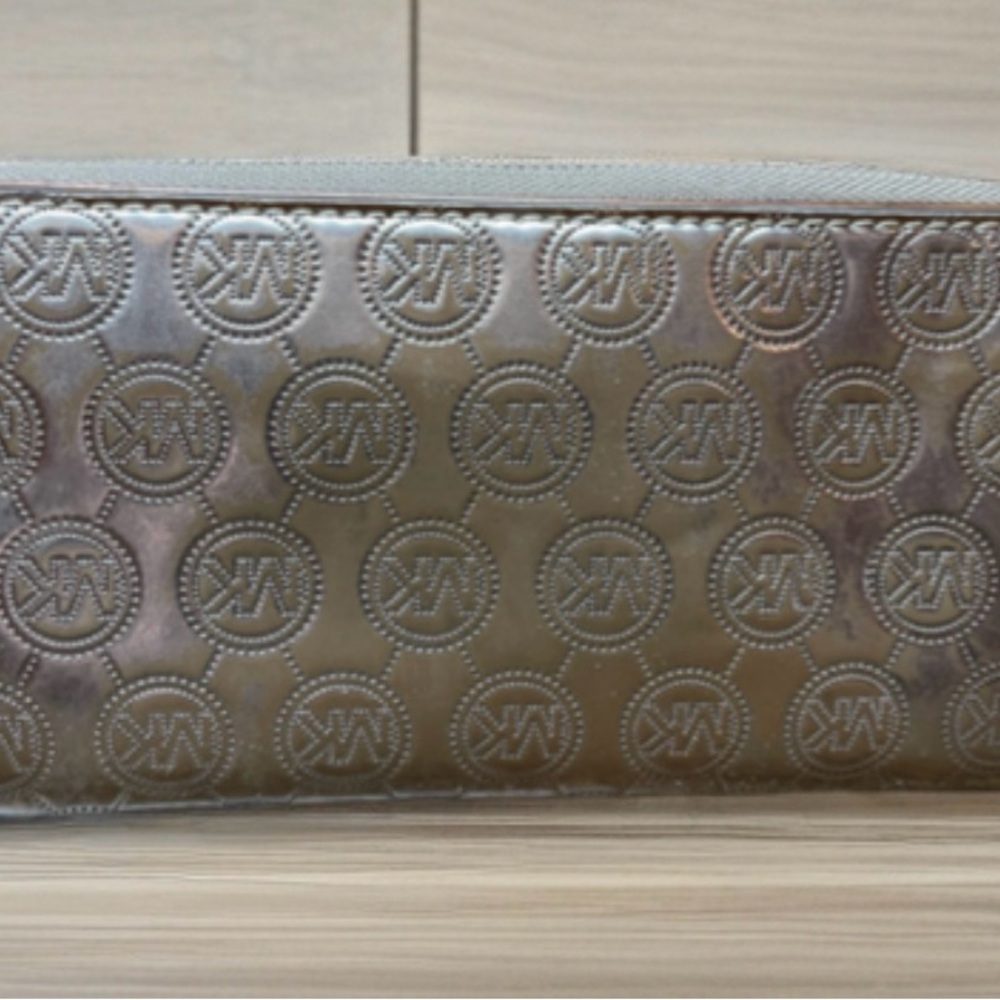 Michael Kors Silver Wallet - Picture 4 of 9